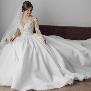 femeie purtand o rochie de mireasa tip printesa