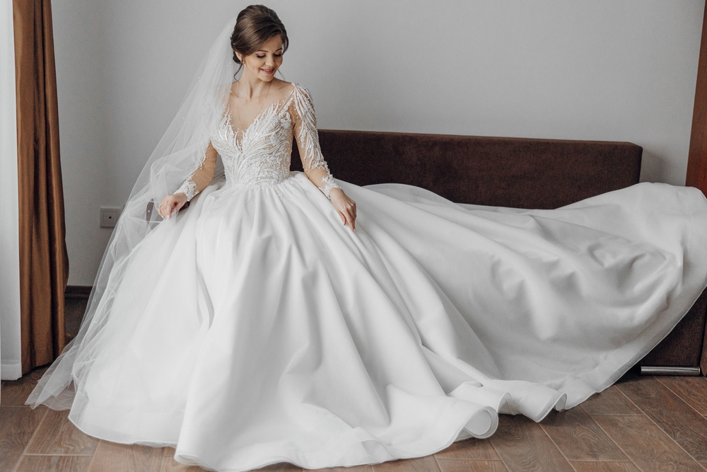 femeie purtand o rochie de mireasa tip printesa