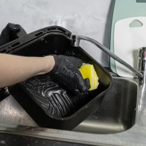 Persoana curata un air fryer