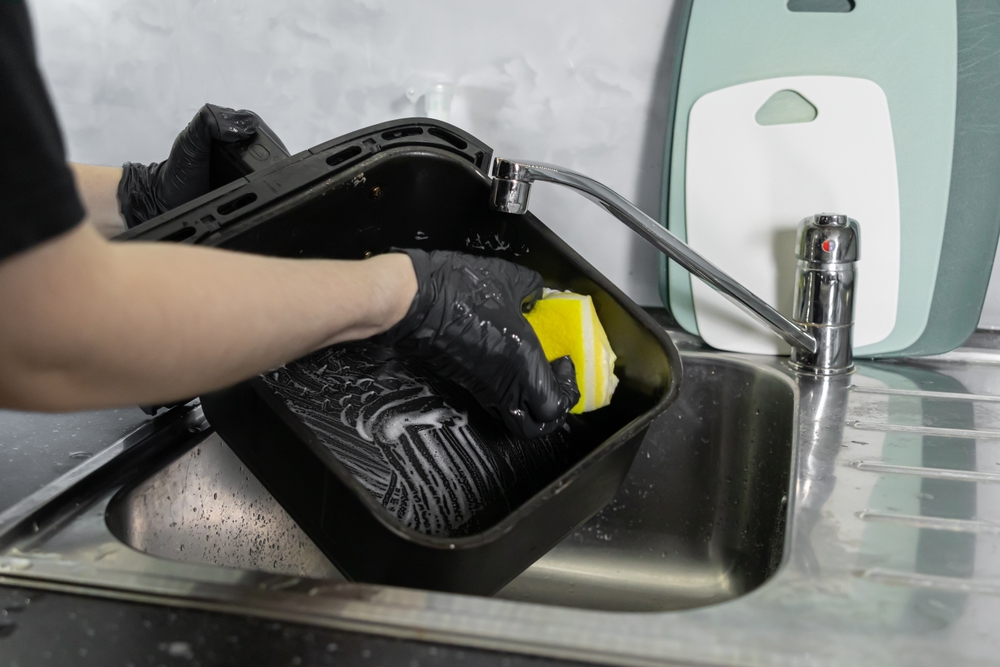 Persoana curata un air fryer